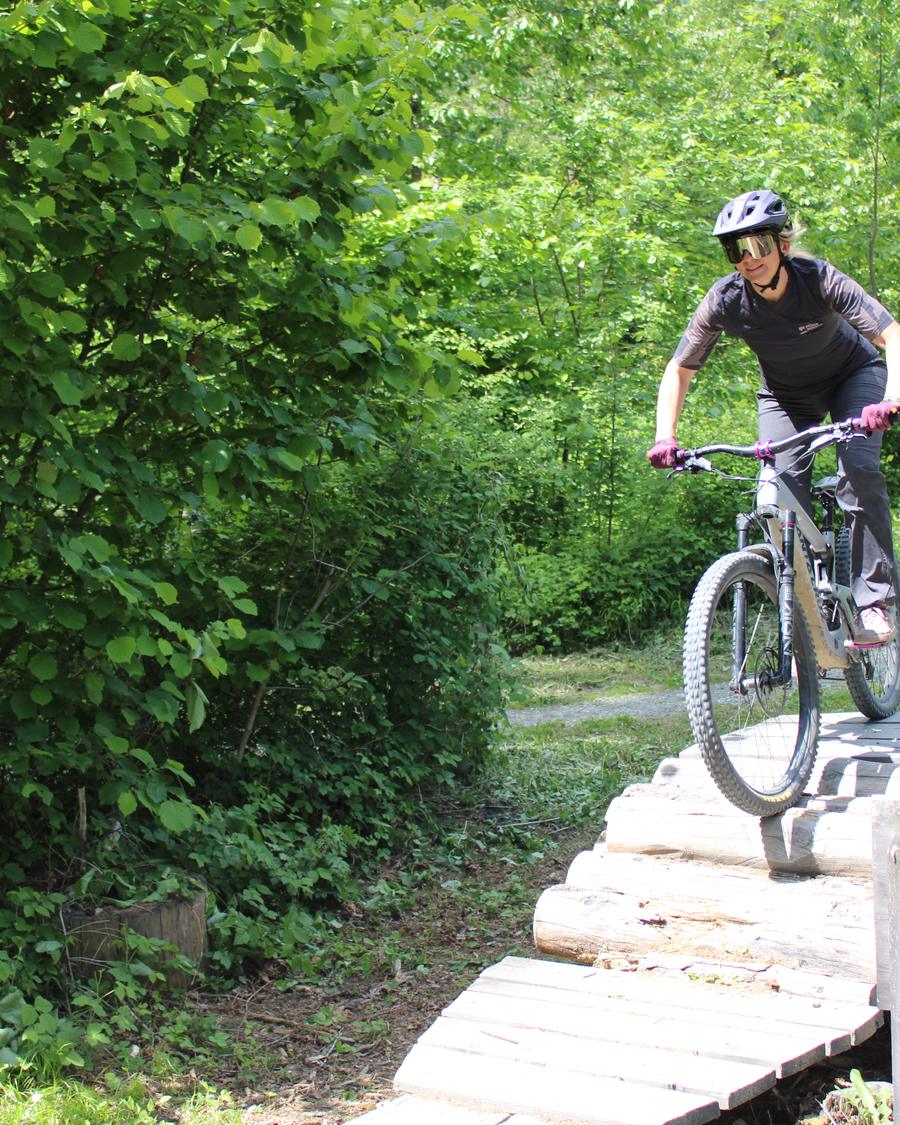 Biker fährt über eine Holzrampe