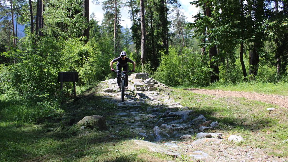 Biker springt über eine Steinpassage