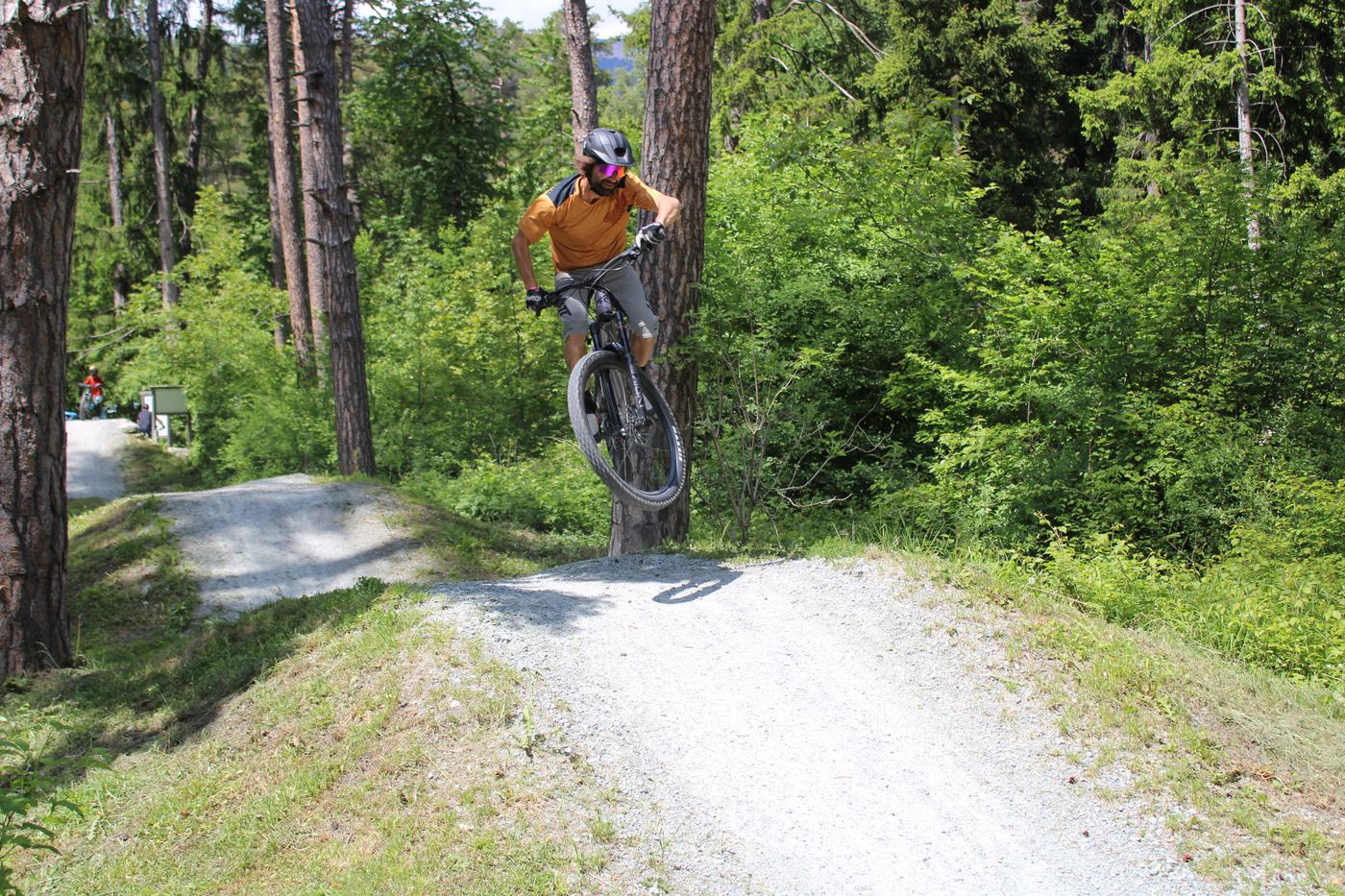 Beispiel aus einem bestehenden Trailcenter: Biker auf einem Waldtrail