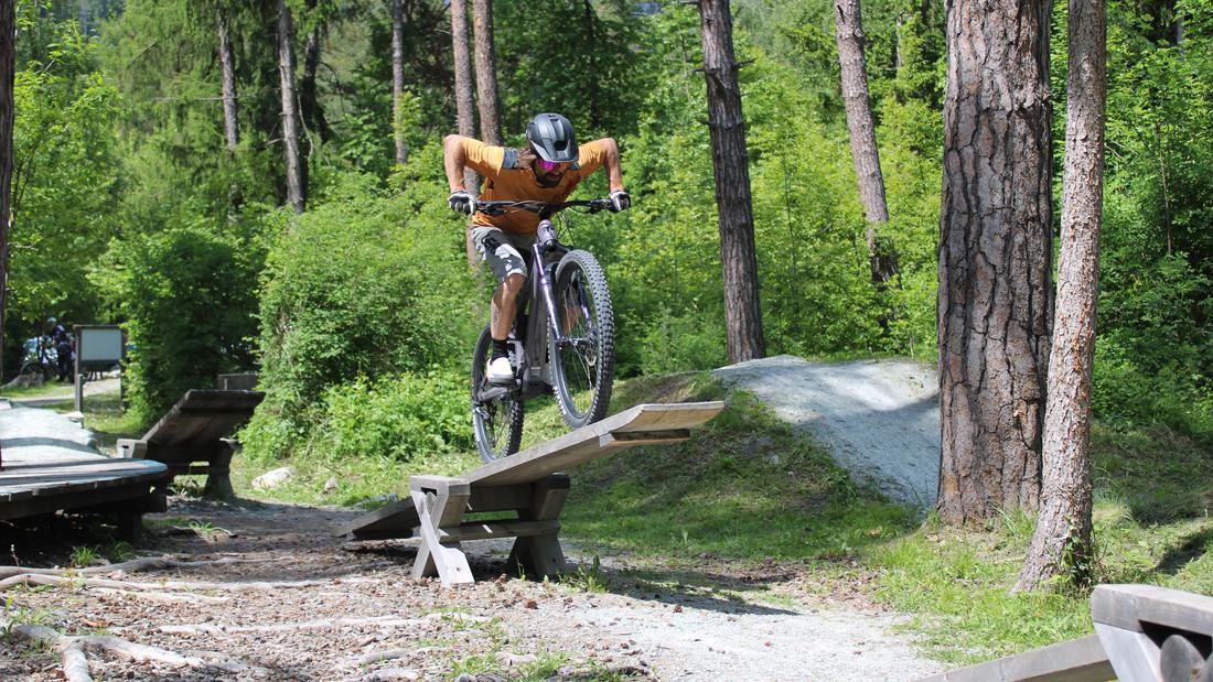 Biker auf einer Holzwippe