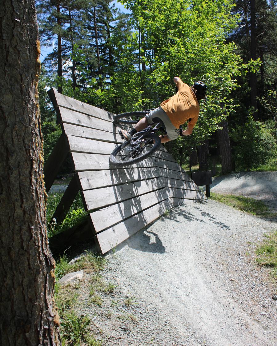 Biker an einer steilen Holzwand